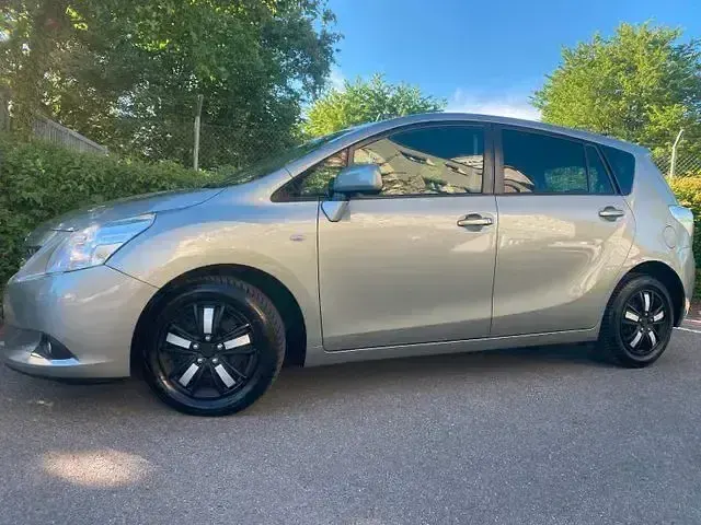 Gebraucht Toyota Verso Life 147 PS (108 kW) 2013 Silber Van / Kleinbus