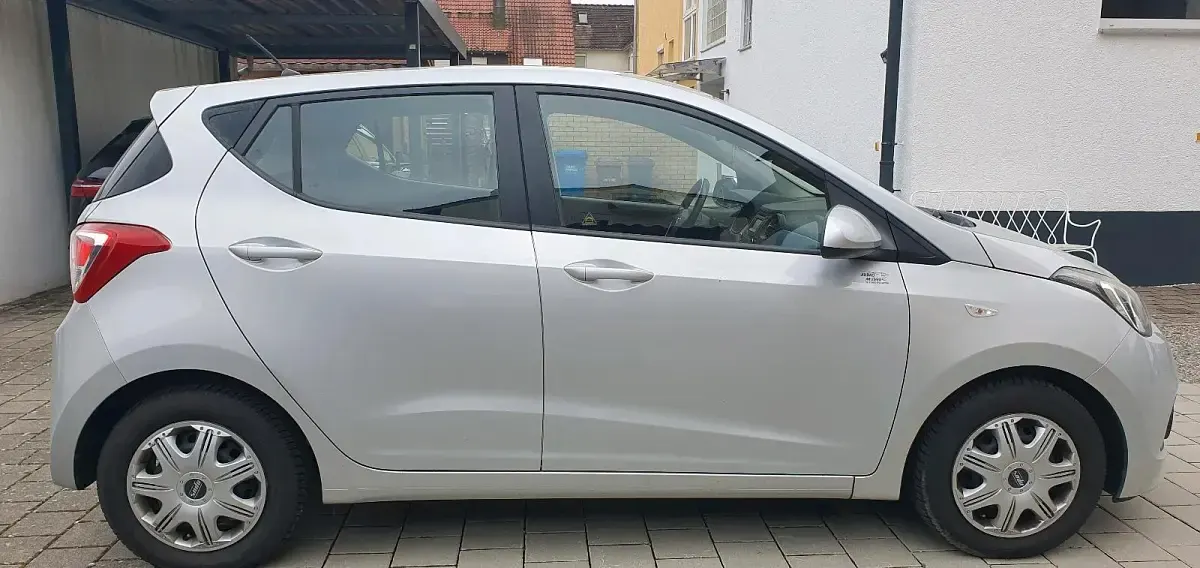 Gebraucht Hyundai i10 Edition 67 PS (49 kW) 2014 Silber Kleinwagen
