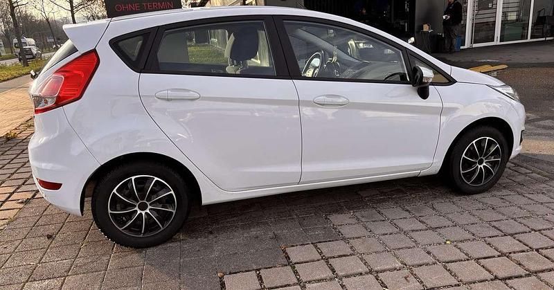 Gebraucht Ford Fiesta Celebration 101 PS (74 kW) 2017 Weiß Kleinwagen