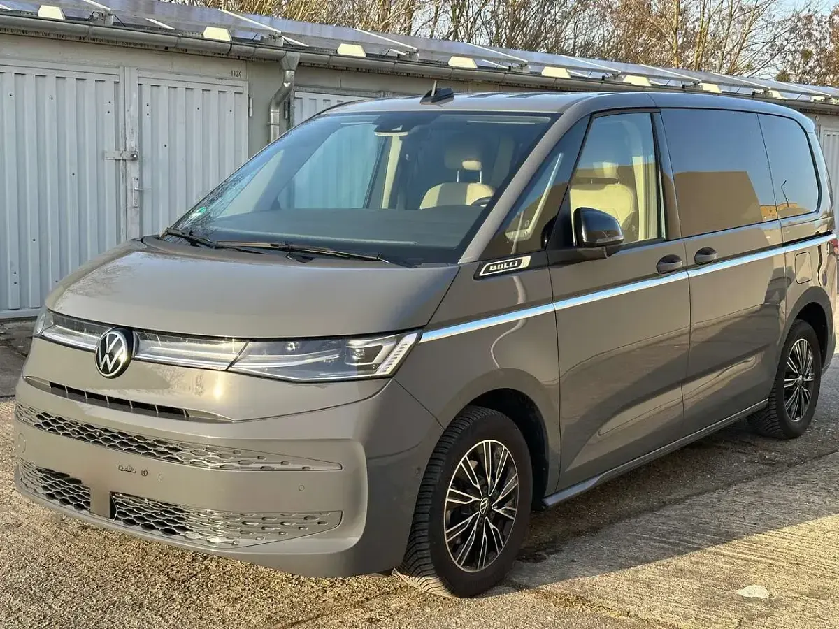 Gebraucht VW Multivan Pro 150 PS (110 kW) 2025 Grau Van / Kleinbus