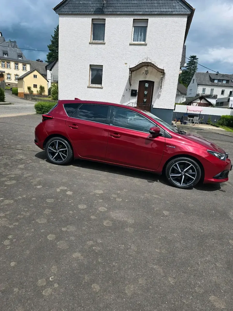 Gebraucht Toyota Auris Hybrid 136 PS (100 kW) 2017 Rot Kombi