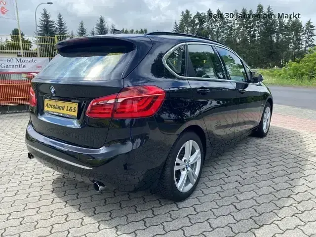 Gebraucht BMW 220 Active Tourer Luxury Line 190 PS (139 kW) 2016 Saphirschwarz Van / Kleinbus