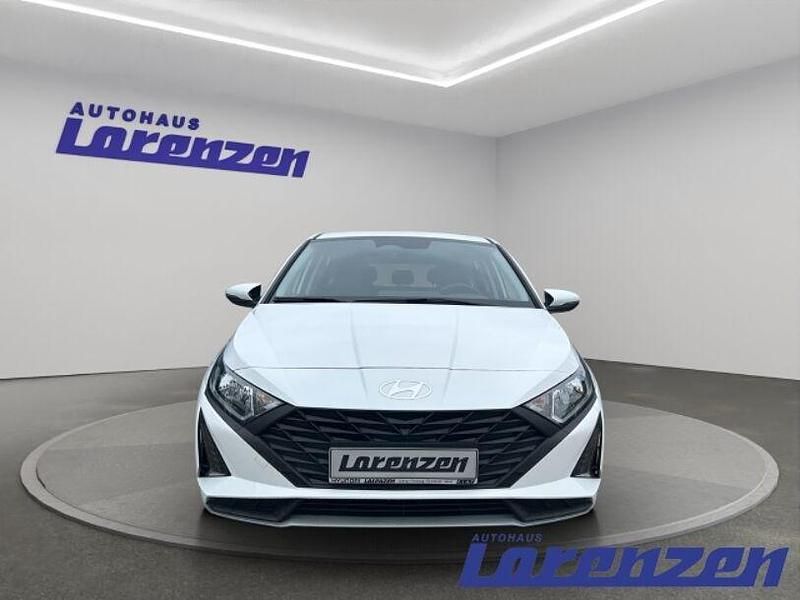 Gebraucht Hyundai i20 Select 84 PS (61 kW) 2024 Atlas white / sol (weiss) Limousine