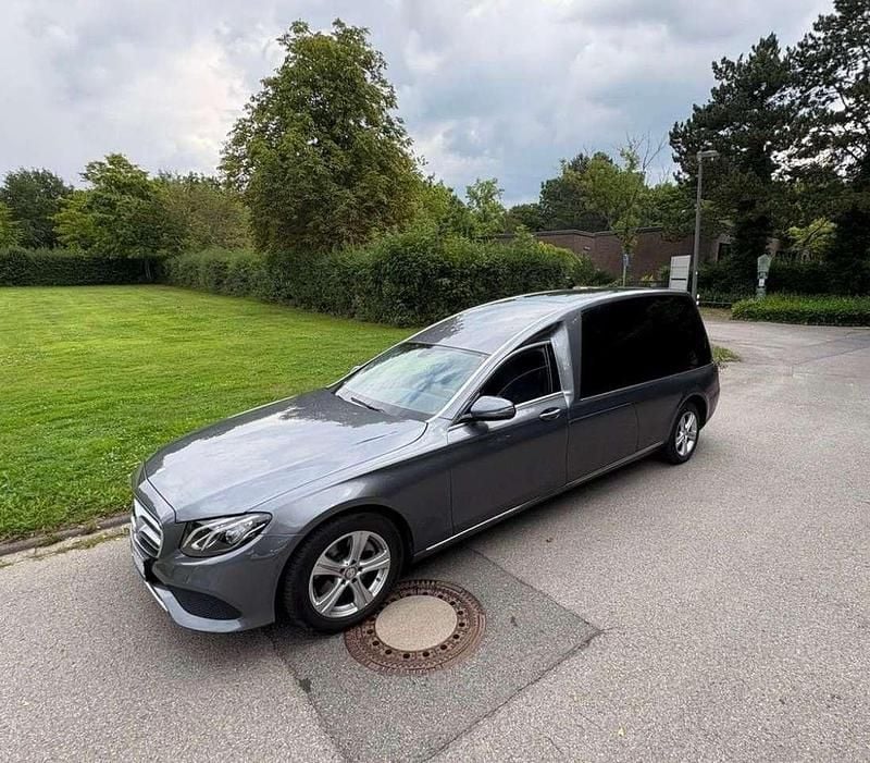 Grau Gebraucht 2018 Mercedes E250 Limousine | 68.950 € - Bild 1/4