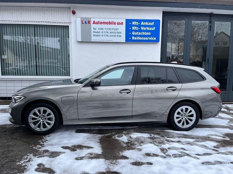 Gebraucht BMW 320e Advantage 163 PS (119 kW) 2021 Oxidgrau/oxidgrau ii Kombi