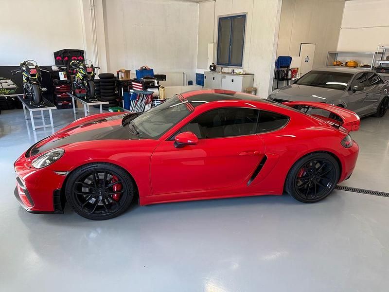Rot Gebraucht 2022 Porsche Cayman GT4 Chrono Coupé | 113.599 € (Etwas zu teuer) - Bild 1/4
