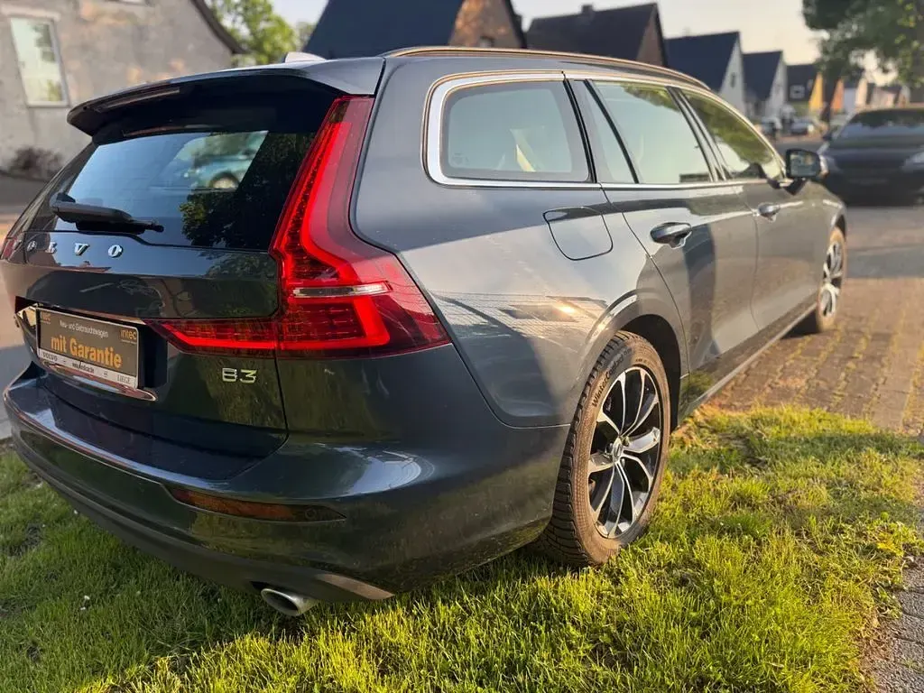Gebraucht Volvo V60 Momentum 163 PS (119 kW) 2022 Blau Kombi