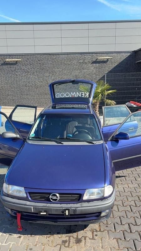 Blau Gebraucht 1996 Opel Astra Kombi | 1.000 € (Guter Preis) - Bild 1/4