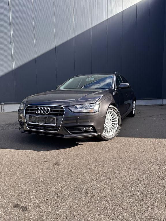 Schwarz Gebraucht 2012 Audi A4 Sport Kombi | 12.200 € (Etwas zu teuer) - Bild 1/4