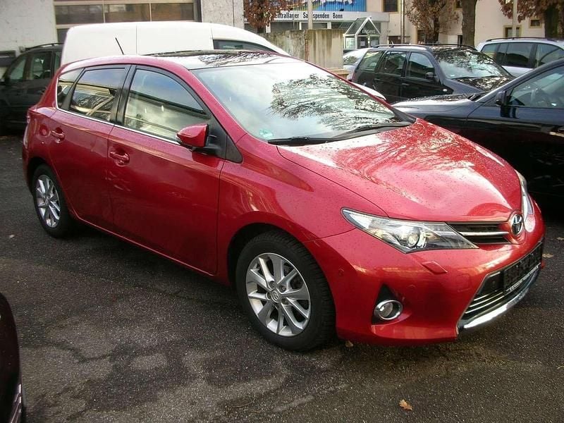 Red mica metallic / wildfire Gebraucht 2014 Toyota Auris Executive Limousine | 13.750 € (Fairer Preis) - Bild 1/4