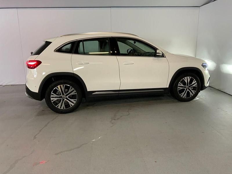 Gebraucht Mercedes GLA180 Progressive 136 PS (100 kW) 2024 Unilack polarweiß SUV