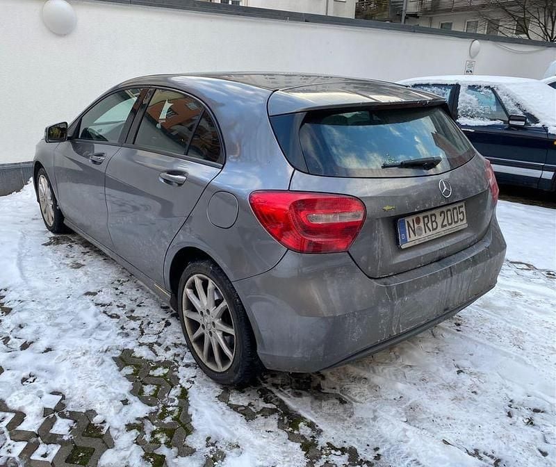 Używany Mercedes A180 122 KM (89 kW) 2012 Szary Sedan/Limuzyna