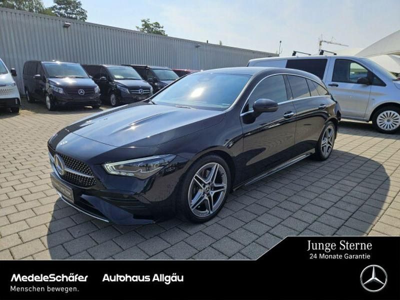 Lack kosmosschwarz (metallic) Gebraucht 2024 Mercedes CLA200 AMG Kombi | 32.840 € (Fairer Preis) - Bild 1/4