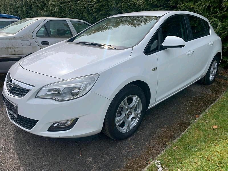 Second-hand Opel Astra 90 CP (66 kW) 2011 Hatchback