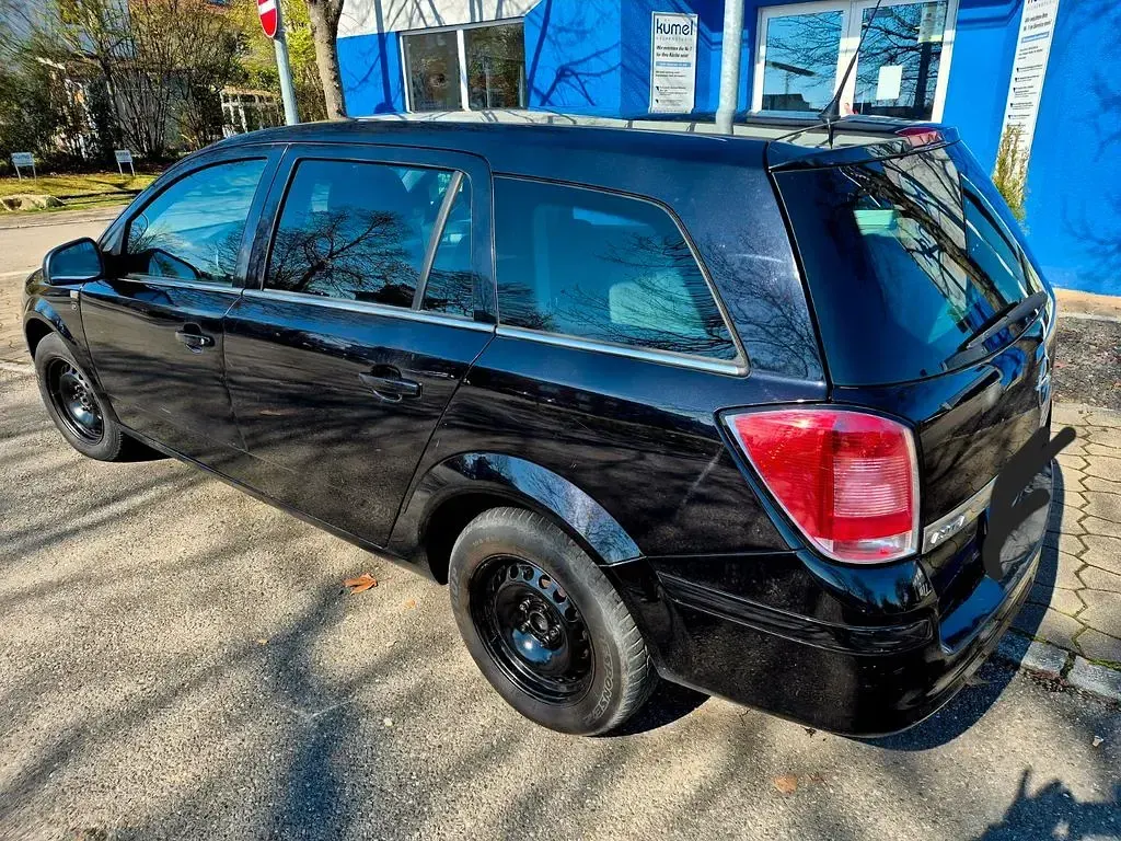 Gebraucht Opel Astra 90 PS (66 kW) 2010 Schwarz Limousine