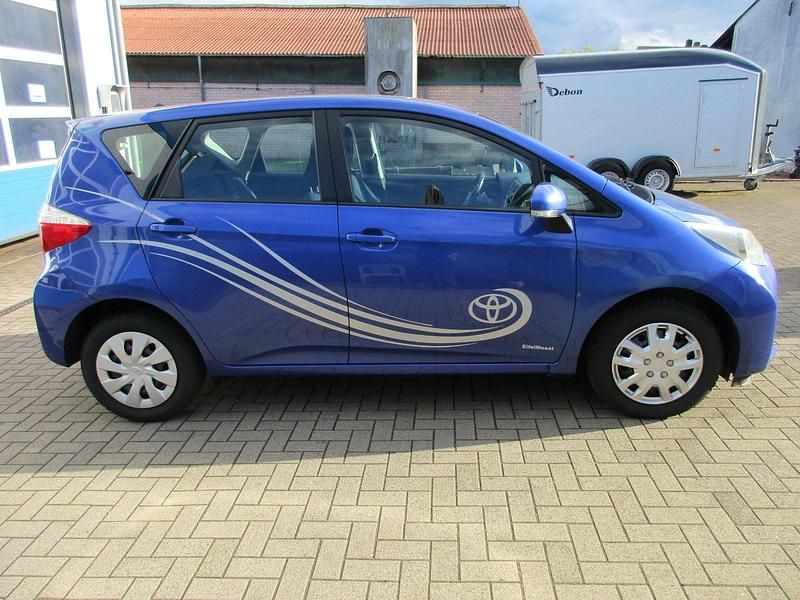 Gebraucht Toyota Verso-S Life 99 PS (72 kW) 2011 Blau Van / Kleinbus