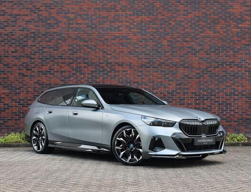Grau Gebraucht 2025 BMW 530e M Performance Kombi | 86.515 € - Bild 1/4