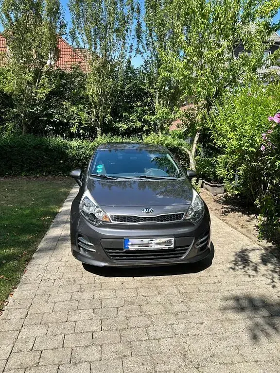 Gebraucht Kia Rio Attract 84 PS (61 kW) 2015 Grau Limousine
