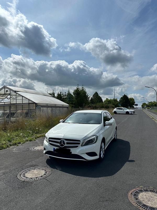 Weiß Gebraucht 2013 Mercedes A180 Limousine | 10.000 € (Fairer Preis) - Bild 1/4