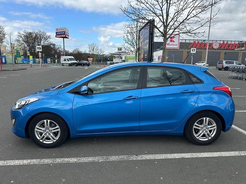 Gebraucht Hyundai i30 101 PS (74 kW) 2016 Blau Limousine