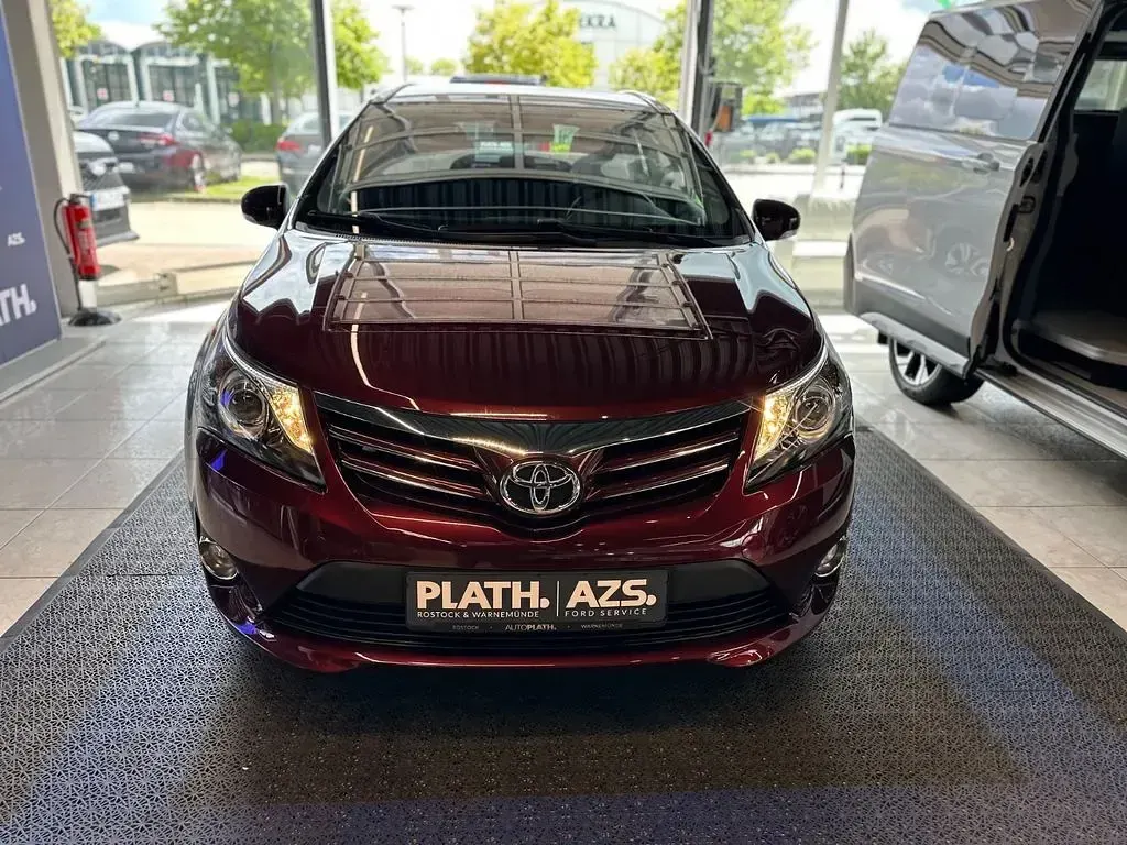 Gebraucht Toyota Avensis Life 147 PS (108 kW) 2013 Rot Kombi
