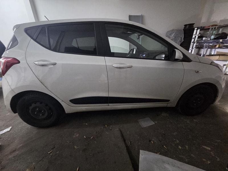 Gebraucht Hyundai i10 67 PS (49 kW) 2016 Weiß Kleinwagen