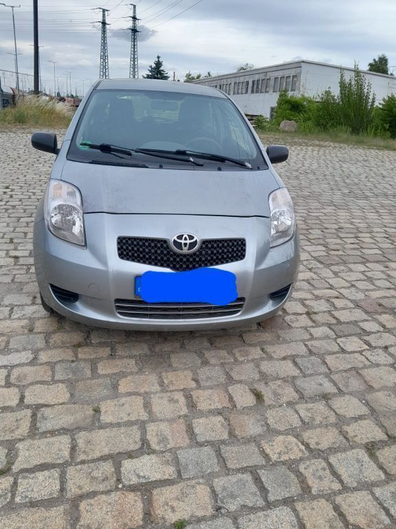 Grau Gebraucht 2007 Toyota Yaris Cool Limousine | 1.799 € (Guter Preis) - Bild 1/4