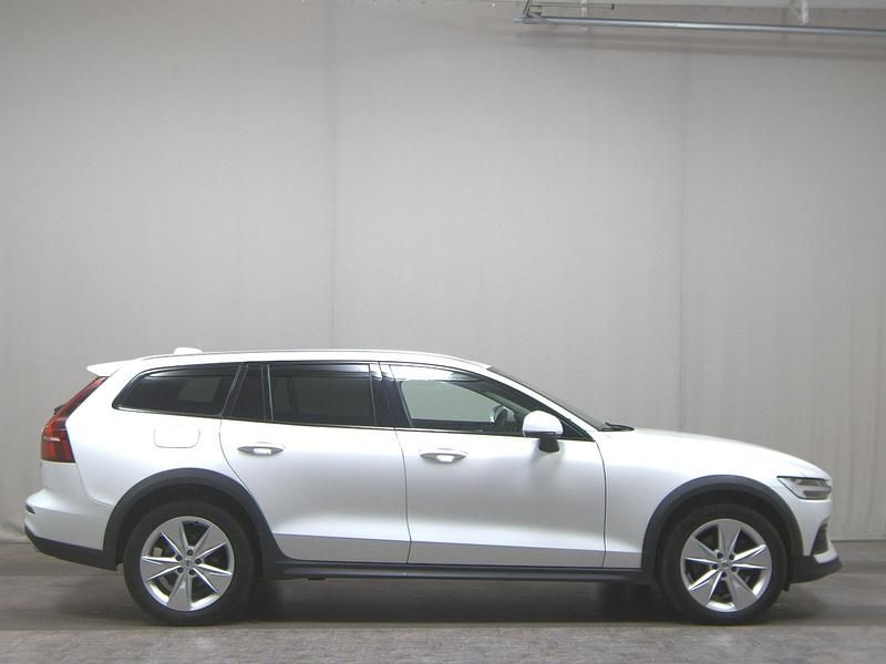 Weiss Gebraucht 2022 Volvo V60 CC Kombi | 25.980 € (Guter Preis) - Bild 1/4