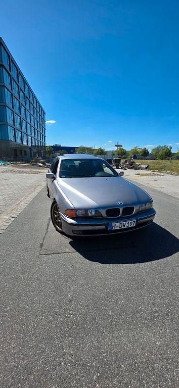 Silber Gebraucht 1996 BMW 523 Performance Limousine | 4.500 € (Fairer Preis) - Bild 1/4