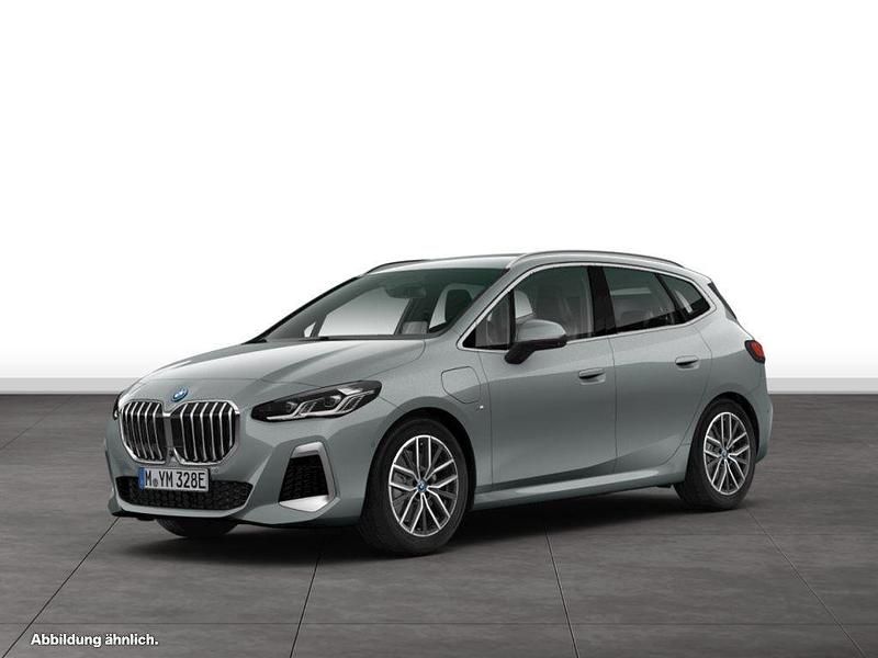 Skyscraper grau metallic Gebraucht 2024 BMW 230e Active Tourer Luxury Line Van / Kleinbus | 52.294 € (Etwas zu teuer) - Bild 1/4
