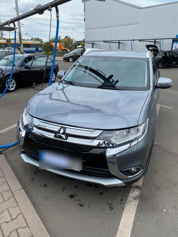 Grau Gebraucht 2016 Mitsubishi Outlander Top SUV | 20.700 € - Bild 1/4