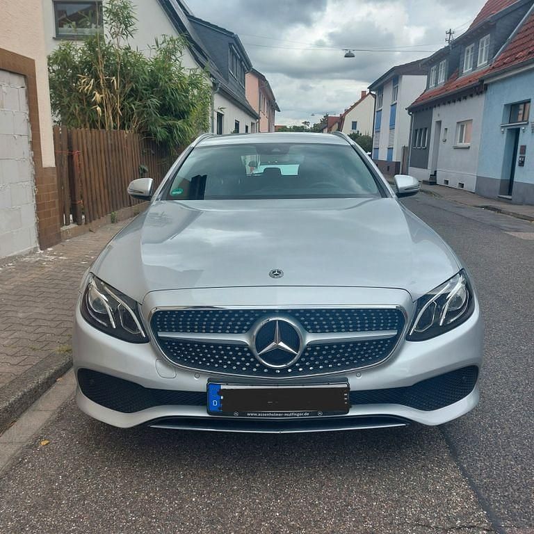 Silber Gebraucht 2018 Mercedes E220 Limousine | 23.500 € (Superpreis) - Bild 1/4
