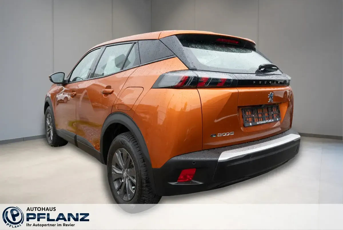 Gebraucht Peugeot e-2008 Active 100 kW (136 PS) 2022 Orange SUV