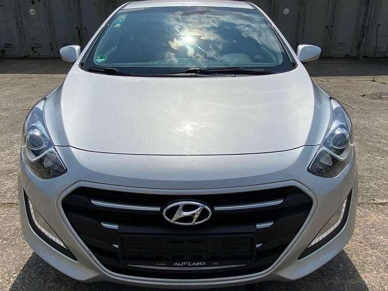 Silber Gebraucht 2014 Hyundai i30 Classic Limousine | 4.000 € (Superpreis) - Bild 1/4
