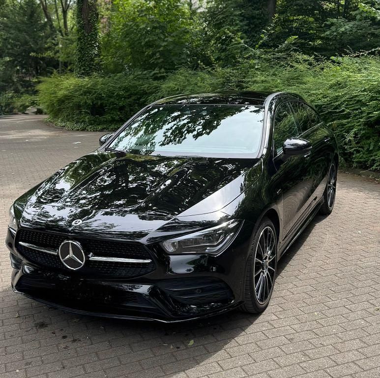 Schwarz Gebraucht 2021 Mercedes CLA250e Shooting Brake AMG line Kombi | 32.600 € (Etwas zu teuer) - Bild 1/4