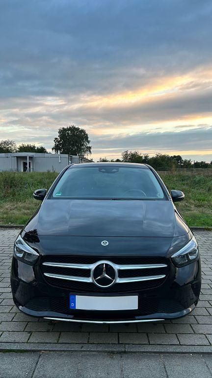 Schwarz Gebraucht 2021 Mercedes B200 Van / Kleinbus | 24.500 € (Guter Preis) - Bild 1/4