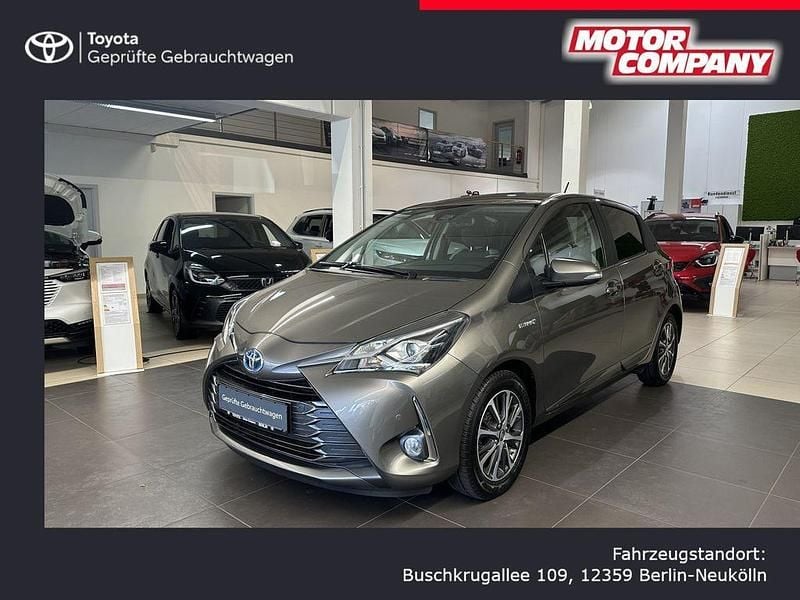 Grau Gebraucht 2020 Toyota Yaris Hybrid Team Limousine | 17.350 € (Fairer Preis) - Bild 1/4