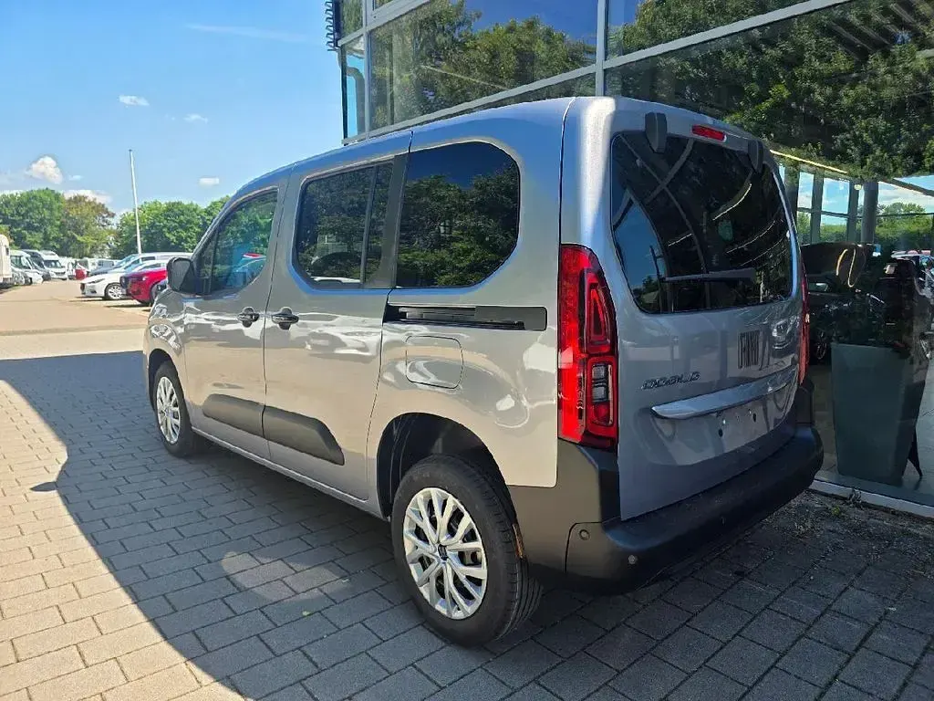 Neu Fiat Doblò 102 PS (75 kW) 2026 Maestro grau Van / Kleinbus