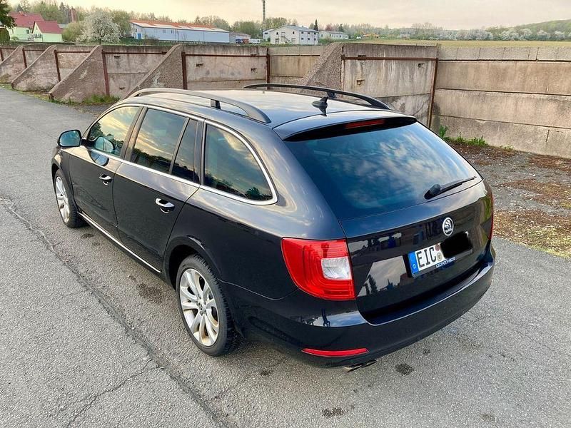 Usado Skoda Superb 140 HP (102 kW) 2014 Preto Carrinha
