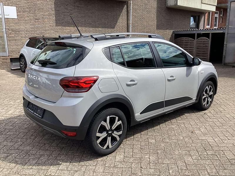 Gebraucht Dacia Sandero Expression 101 PS (74 kW) 2023 Moonstonegrau Kleinwagen