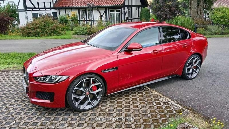 Rot Gebraucht 2016 Jaguar XE S Limousine | 27.500 € (Guter Preis) - Bild 1/4