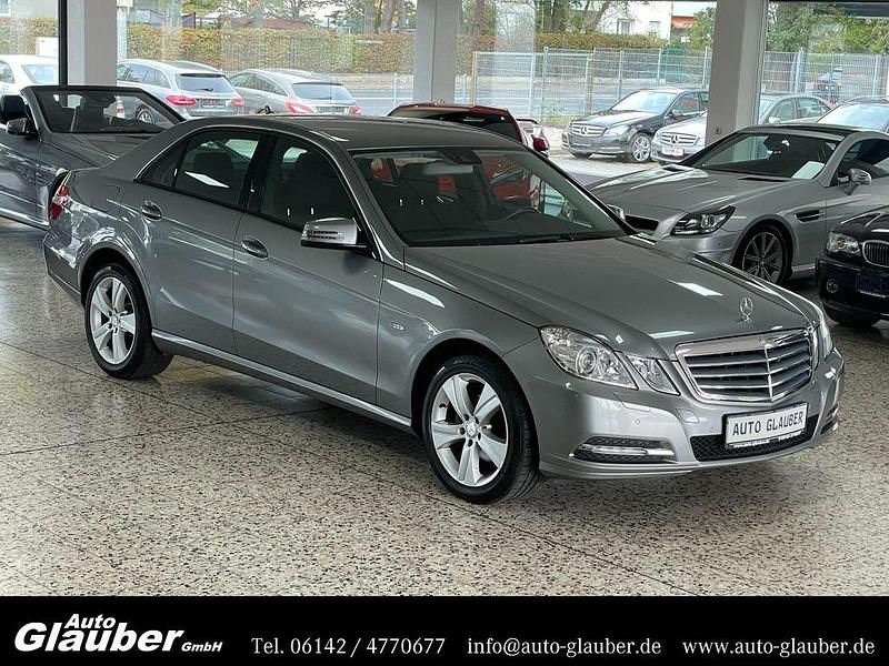 Silber Gebraucht 2011 Mercedes E200 Limousine | 15.950 € (Etwas zu teuer) - Bild 1/4