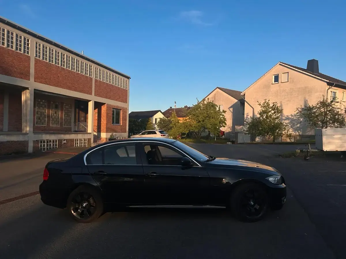 Gebraucht BMW 320 184 PS (135 kW) 2010 Schwarz Limousine