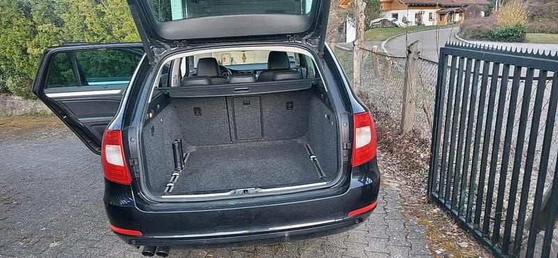 Gebraucht Skoda Superb 140 PS (102 kW) 2011 Schwarz Kombi