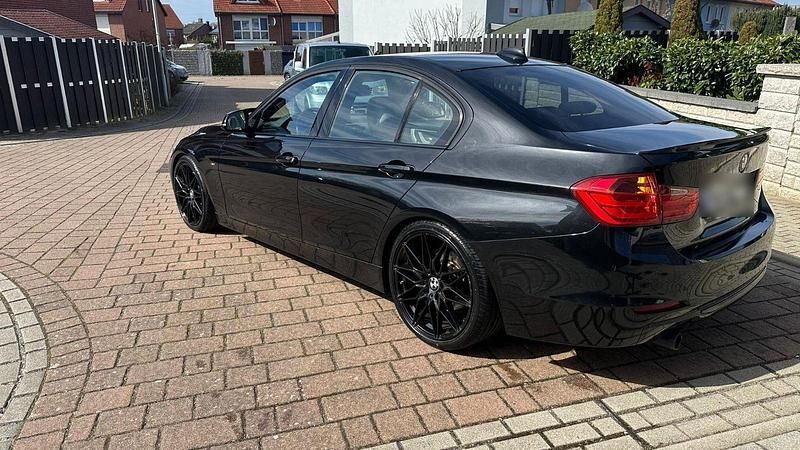Gebraucht BMW 320 Sport Line 184 PS (135 kW) 2012 Schwarz Limousine