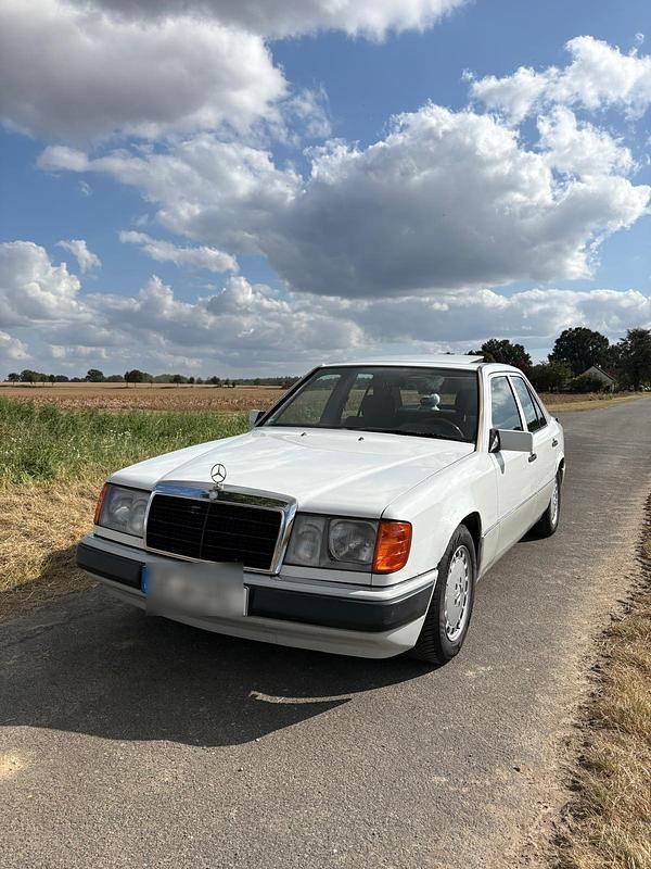 Weiß Gebraucht 1991 Mercedes E230 Limousine | 3.850 € - Bild 1/4