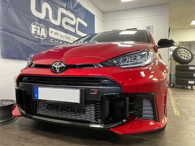 Rot Gebraucht 2024 Toyota Yaris Kleinwagen | 51.990 € (Etwas zu teuer) - Bild 1/4