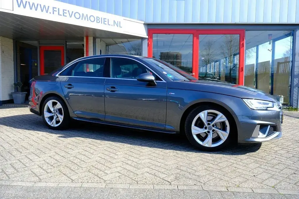 Gebraucht Audi A4 S-Line 150 PS (110 kW) 2019 Grau Limousine