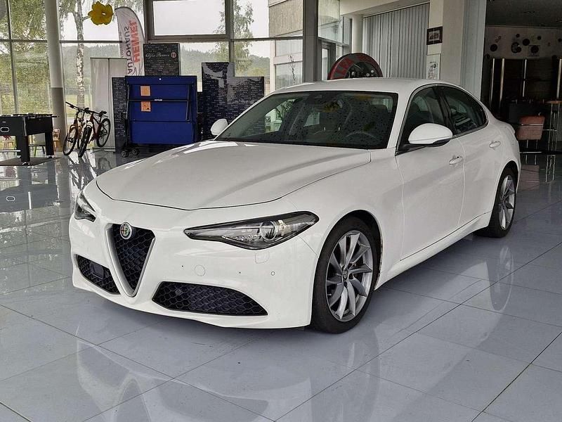 Bianco alfa Gebraucht 2016 Alfa Romeo Giulia Limousine | 14.250 € - Bild 1/4