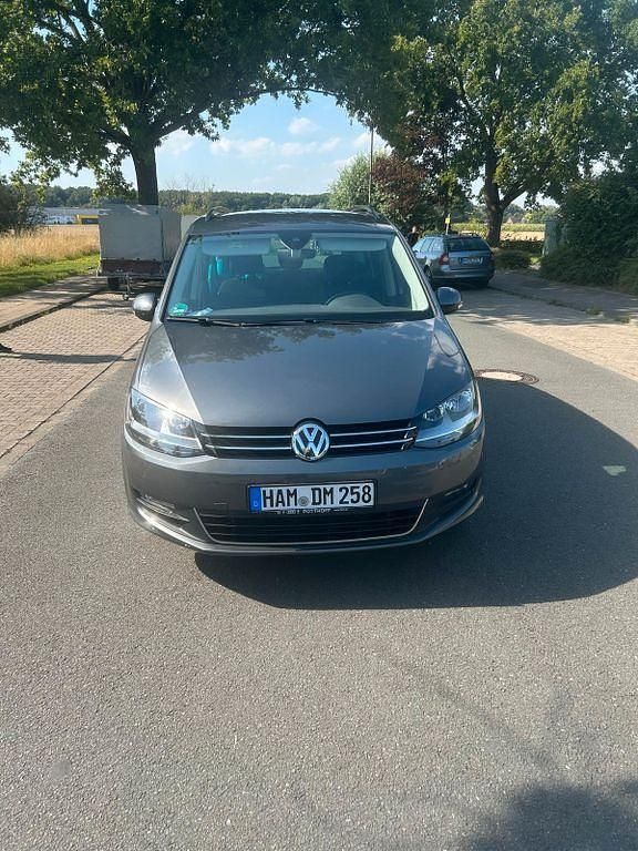 Grau Gebraucht 2019 VW Sharan Van / Kleinbus | 21.750 € (Guter Preis) - Bild 1/4